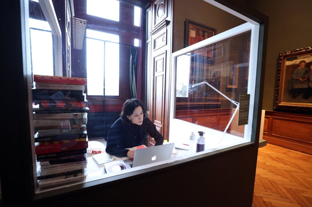 Belgian writer to live in Royal Museum’s glass box to finish her book