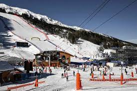 British and US tourists die skiing in French Alps