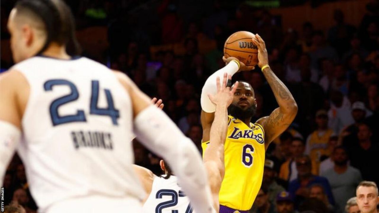 LeBron James leads Lakers to thrilling overtime win in Game 4 against  Grizzlies