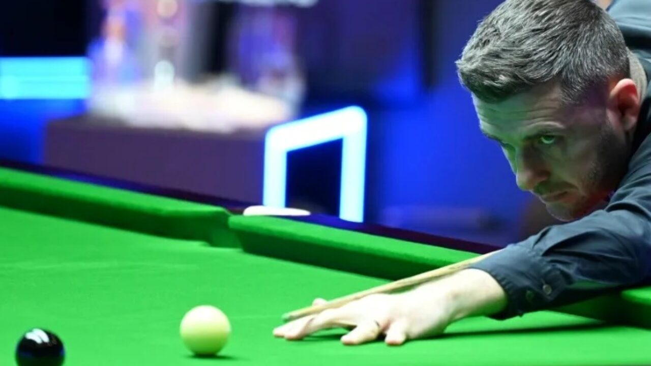 Mark Selby maintains slender lead over Allen in world snooker semi-final