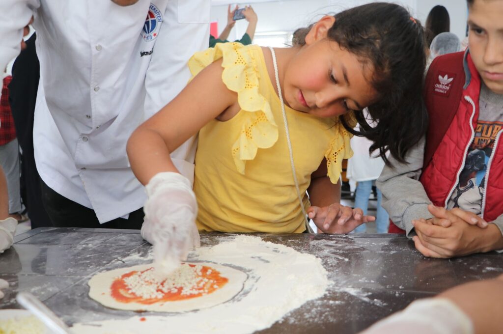 Earthquake survivor children bake ‘healing pizza’ in Gaziantep