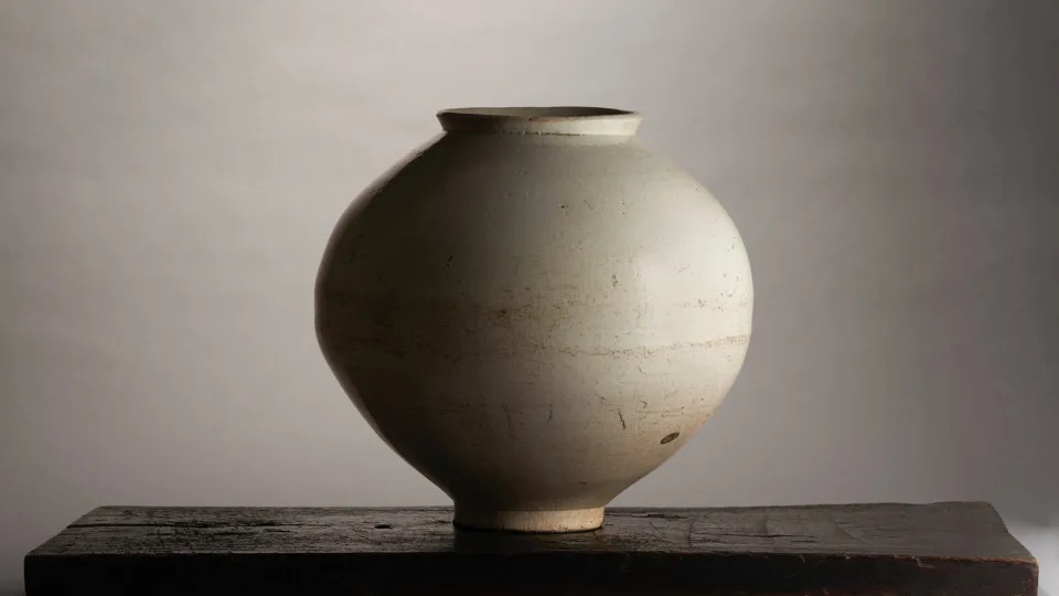 Why these imperfect Korean ‘moon jars’ sell for millions