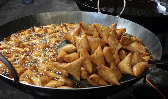 Manda pastry business thrives in old Karachi as samosas take over Ramadan table spreads 