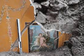 New frescoes emerge from ash of Pompeii