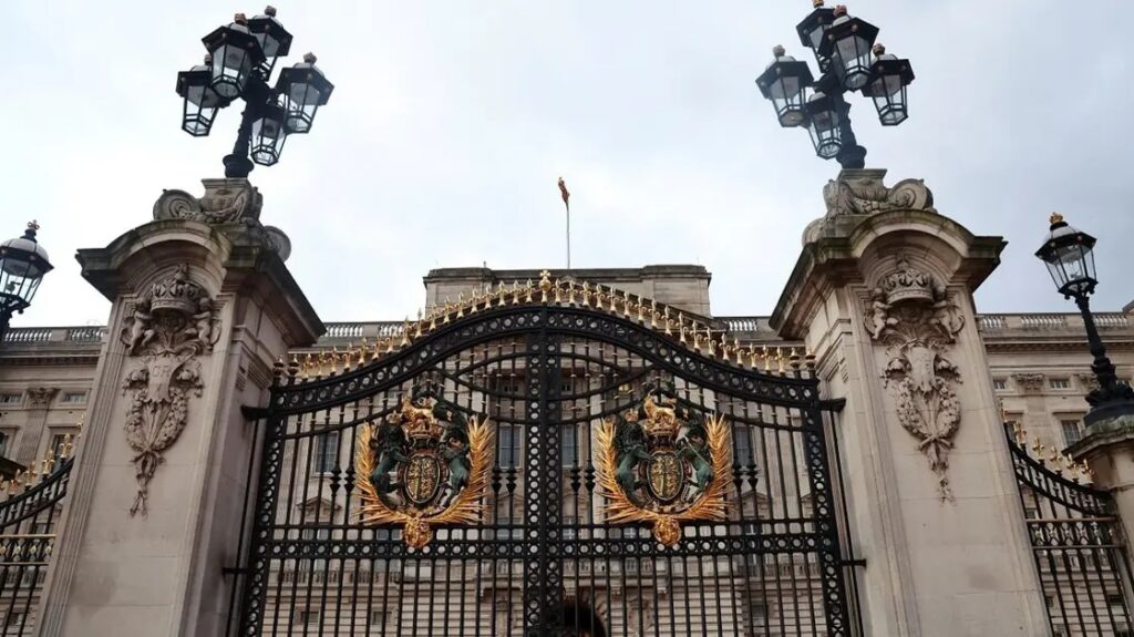 Man arrested after car strikes gates of Buckingham Palace with ‘loud bang’