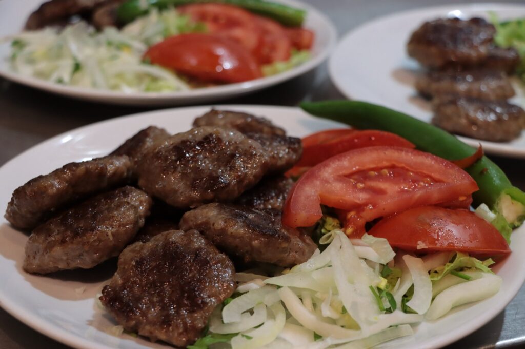 Study unveils Türkiye’s dining trends: Döner, meatballs top choices