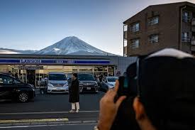 Japan town to block Mount Fuji view from troublesome tourists