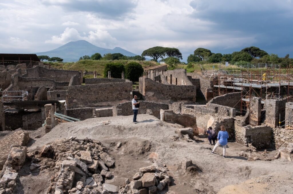 Children’s sketches in Pompeii reveal violent gladiator fights
