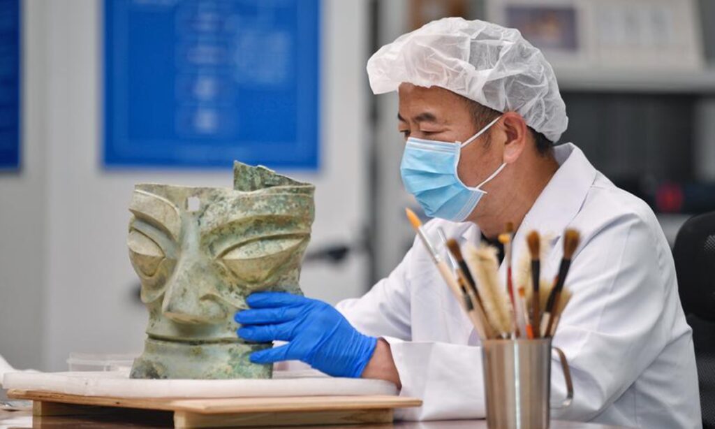 A skilled expert restores cultural relics at Sanxingdui Ruins site in SW China’s Sichuan