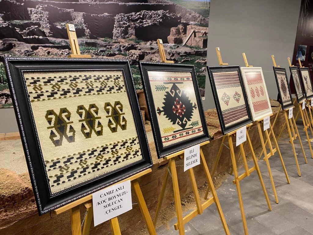 Türkiye’s Kayseri hosts ‘Sarız district kilims exhibition’