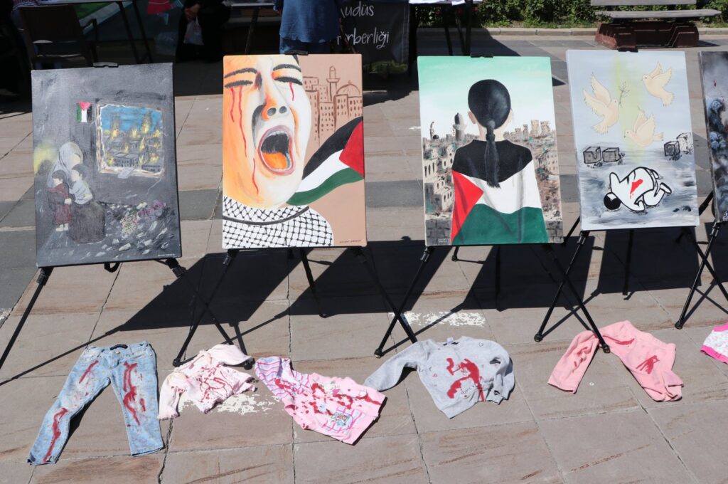 Father-daughter duo protests Gaza attacks across Türkiye with art