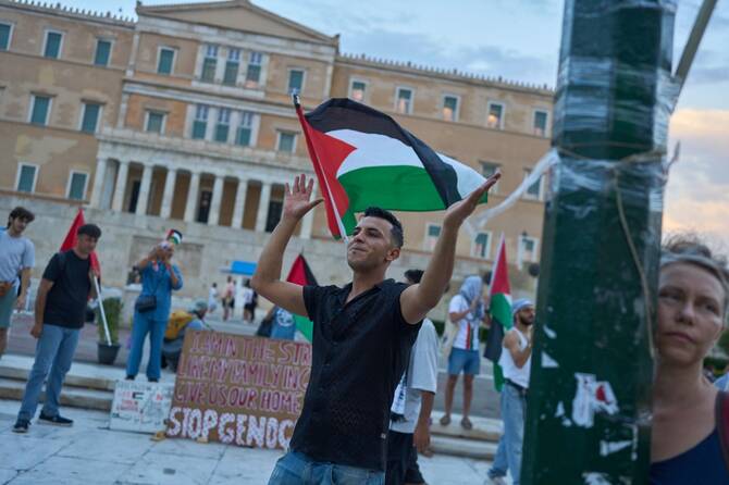 Athens mayor clashes with Israel ambassador over antisemitic graffiti