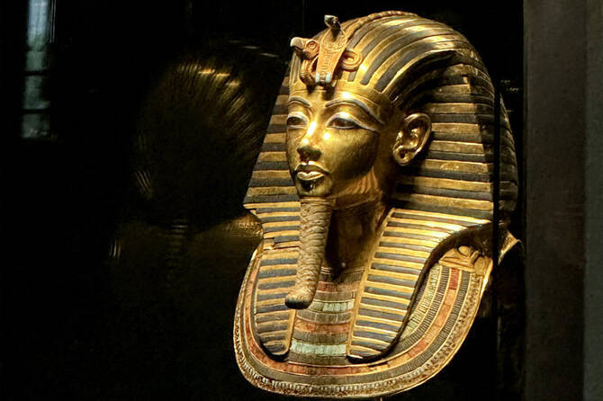Egypt sets opening of  bn Pyramids museum for Nov 1